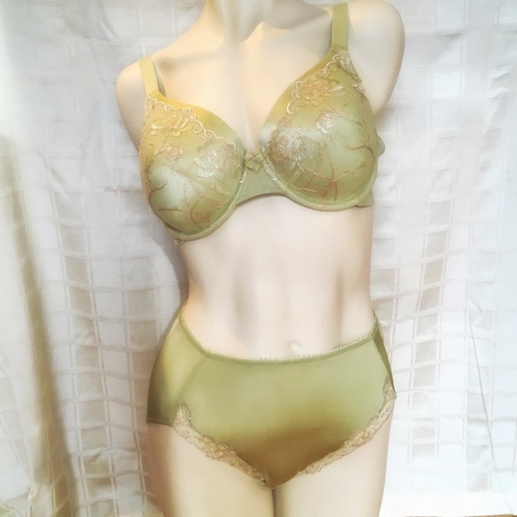 Vanity Fair Underwire Bra & Underwear Set - Picture 2 of 7